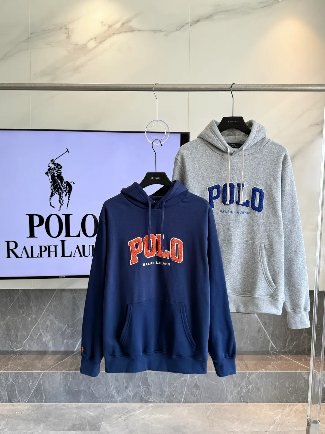 P250 𝗥𝗮𝗹𝗽𝗵 𝗟𝗮𝘂𝗿𝗲𝗻/Ralph Lauren🐎Towel embroidered hooded sweatshirt 380g Expo velvet hooded sweatshirt High-end official original one-to-one replica - customized original fabrics, accessories, hang tags, collar labels, and packaging are all made according to the original version to distinguish the cheap and wrong versions on the market This hooded sweatshirt is decorated with the simple style that represents Ralph Lauren and is paired with the classic Polo towel embroidery pattern, which is three-dimensional and full! The solid color fabric paired with exquisite embroidery instantly sets it off! Hooded sports design, loose and casual fit! The overall texture is very strong! Through the pictures, we can feel the thickness and texture of custom-woven and dyed threads. The workmanship is exquisite. They are shipped from major foreign trade factories. They are all made by masters with many years of experience. Everything is of high standards and requirements! Simple and versatile style ~ super delicate and soft, close to the body without being tied, all fabrics and accessories are original custom-made and of high quality! Perfectly reflects the brand’s sense of superiority! Standard cut, comfortable stretch, unrestricted movement! Highly practical, high-end and classy! Versatile style ~ can be paired with jeans or jogging pants. Ideal for transitioning from your morning commute to weekend events!  Color: Gray Blue Size: S-2XL